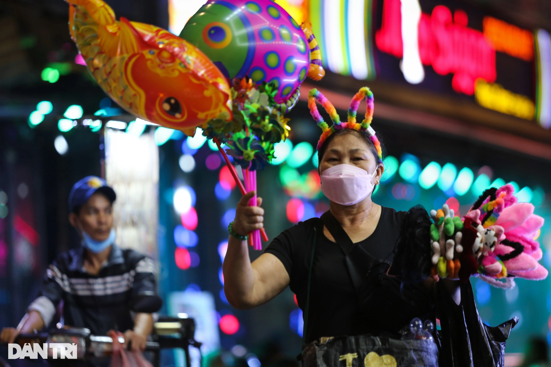 Biển người đổ về phố Tây Bùi Viện TPHCM vui chơi thâu đêm - 7 Biển người đổ về phố Tây Bùi Viện TPHCM vui chơi thâu đêm - 7