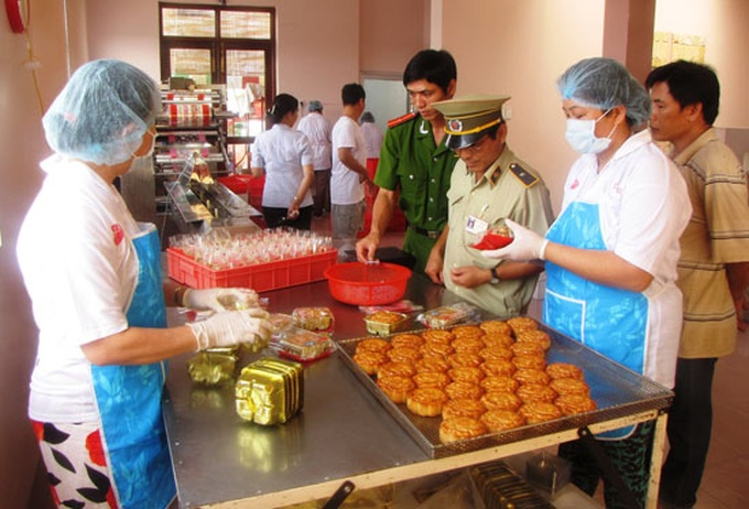 Kiểm tra an toàn thực phẩm cơ sở sản xuất bánh Trung thu.