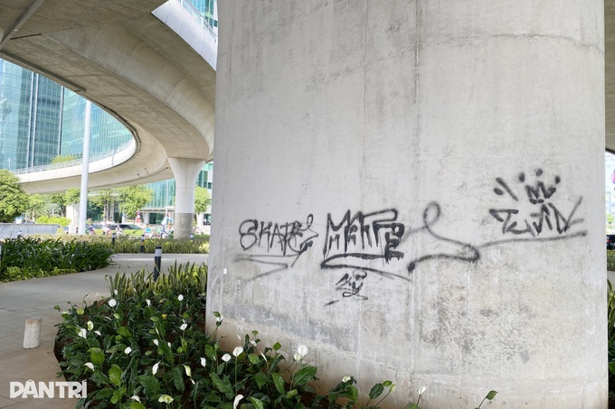 Cầu Ba Son ở TPHCM tiếp tục bị vẽ bậy - 4 Cầu Ba Son ở TPHCM tiếp tục bị vẽ bậy - 4