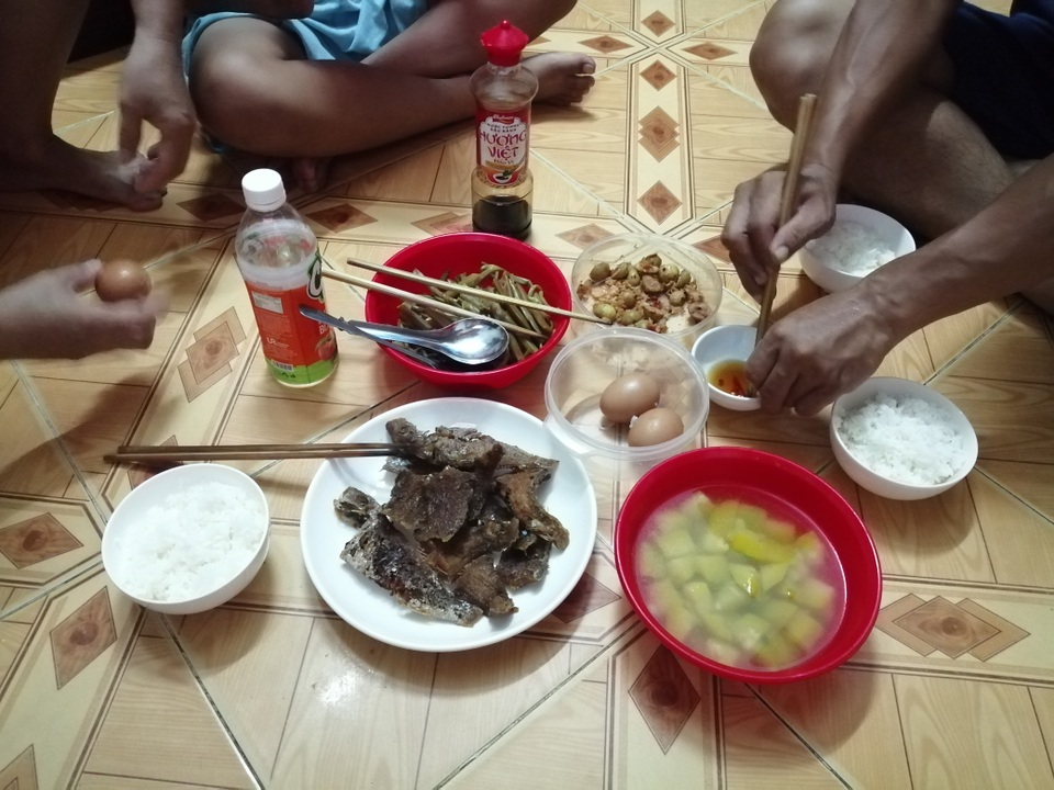TPHCM: Bữa cơm không thịt của công nhân bị giảm lương vì Covid-19 - 7 TPHCM: Bữa cơm không thịt của công nhân bị giảm lương vì Covid-19 - 7