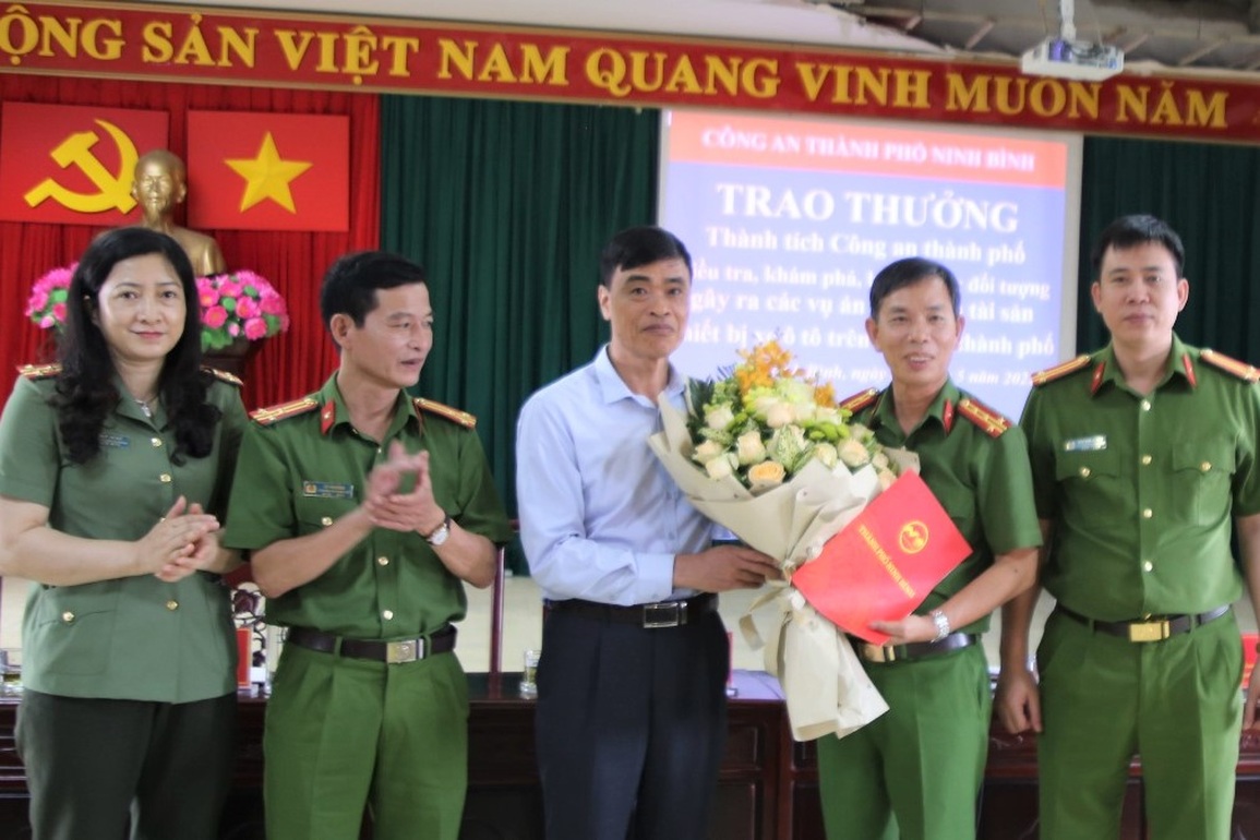 Hai thanh niên trộm logo ô tô ở Ninh Bình mang ra chợ Trời bán - 3 Hai thanh niên trộm logo ô tô ở Ninh Bình mang ra chợ Trời bán - 3