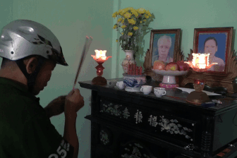 Người dân miền Trung thắp nhang cầu nguyện để rời nhà đi tránh bão Kalmaegi