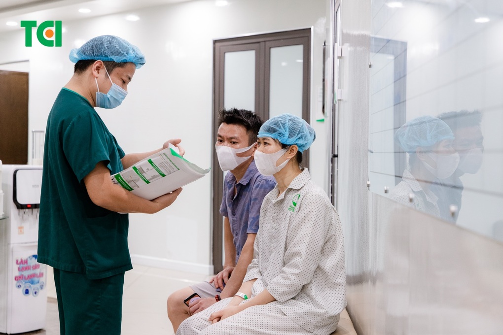 Bảo toàn thiên chức làm mẹ cho bệnh nhân có khối u xơ nặng 1,5kg - 1 Bảo toàn thiên chức làm mẹ cho bệnh nhân có khối u xơ nặng 1,5kg - 1