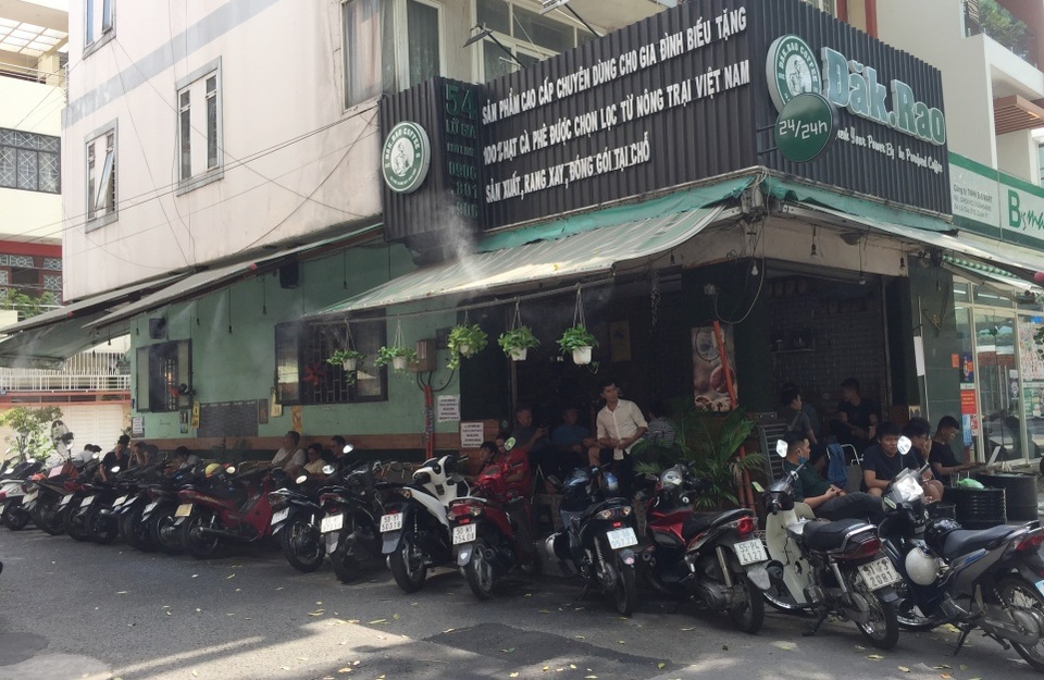 Hàng quán đông đúc, khách buôn chuyện rôm rả như chưa hề có... dịch (!?) - 1 Hàng quán đông đúc, khách buôn chuyện rôm rả như chưa hề có... dịch (!?) - 1