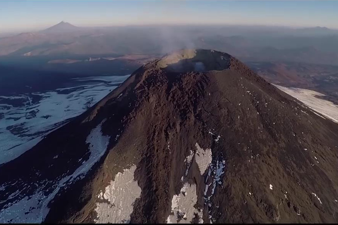 Thót tim cảnh nhảy từ trực thăng vào miệng núi lửa đang hoạt động - 3 Thót tim cảnh nhảy từ trực thăng vào miệng núi lửa đang hoạt động - 3