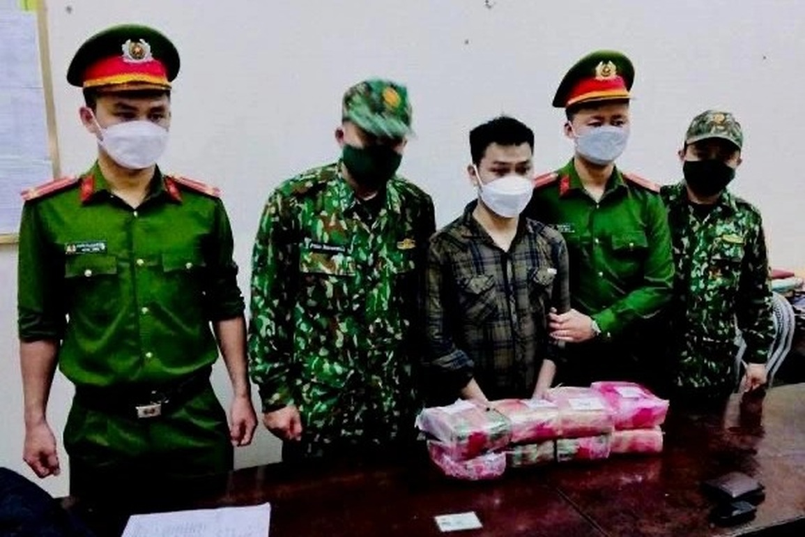 Nam thanh niên liều lĩnh dùng xe máy chở cả ba lô ma túy đá - 1 Nam thanh niên liều lĩnh dùng xe máy chở cả ba lô ma túy đá - 1