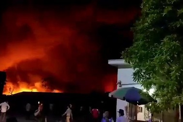 Khói lửa cuồn cuộn trong vụ cháy cực lớn tại Hải Phòng.