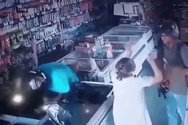 Video kẻ cướp mang súng nổi lòng trắc ẩn, hôn an ủi cụ bà gây "bão" mạng