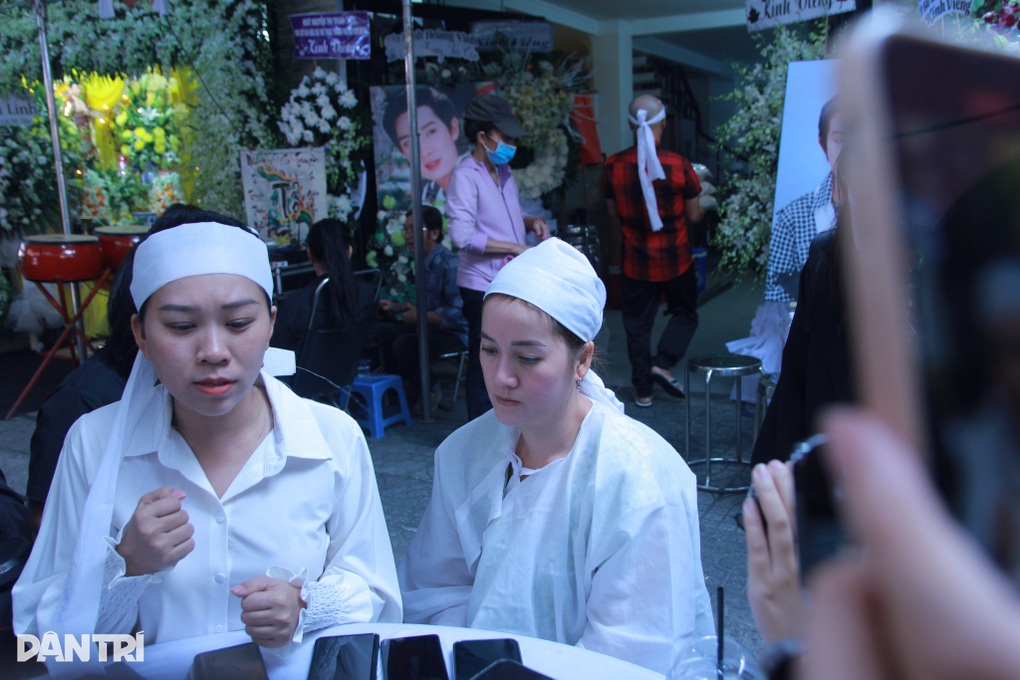 Có 4 con đội tang Vũ Linh, gia đình bác bỏ chuyện nghệ sĩ cô đơn tuổi già - 1 Có 4 con đội tang Vũ Linh, gia đình bác bỏ chuyện nghệ sĩ cô đơn tuổi già - 1