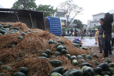 Lật xe tải, dưa hấu đổ tràn ra đường