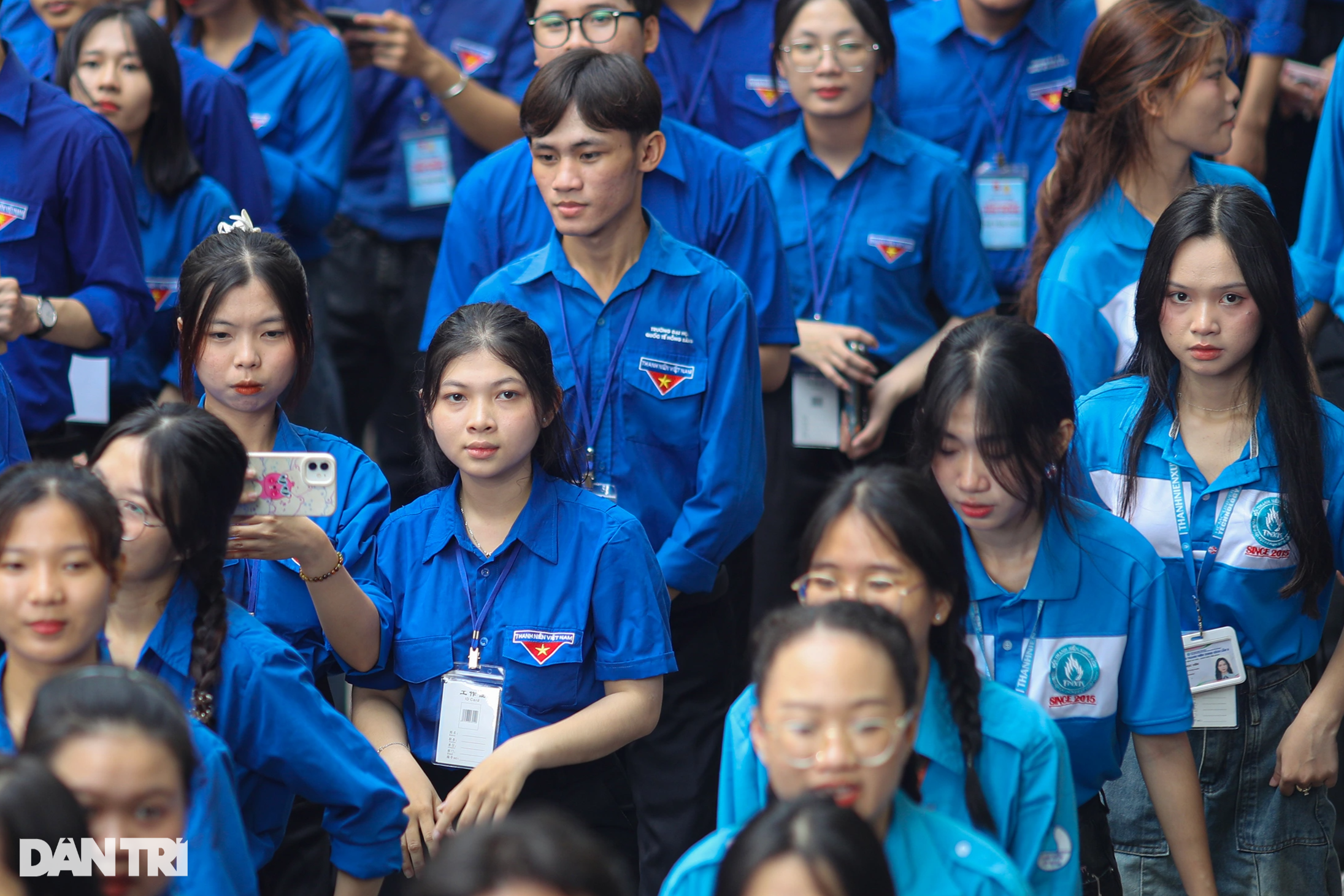 View - Người dân TPHCM xếp hàng dài dâng hương Giỗ Tổ Hùng Vương | Báo Dân trí