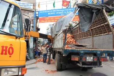 Xe chở quá tải sụp hố khi chạy vào đường cấm