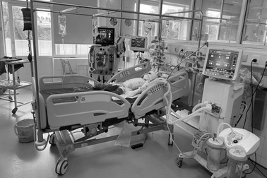 Bé trai trong vụ sét đánh cháy nhà ở Lào Cai đã không qua khỏi
