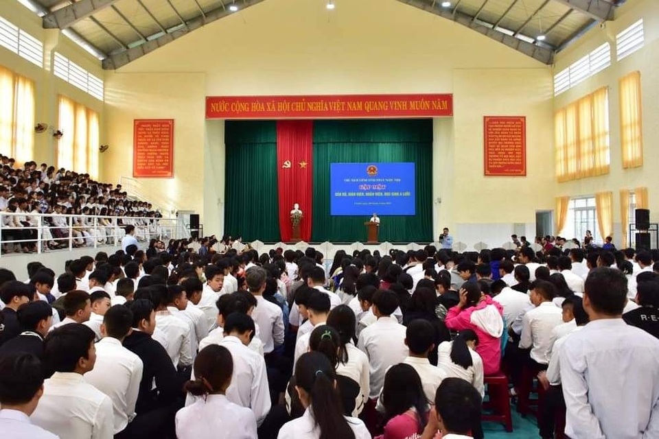 Chủ tịch tỉnh nói chuyện với HS về trường học hạnh phúc, thoát nghèo - 1 Chủ tịch tỉnh nói chuyện với HS về trường học hạnh phúc, thoát nghèo - 1