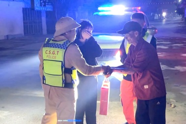 Ông lão 70 tuổi đi lạc trong đêm trên cao tốc