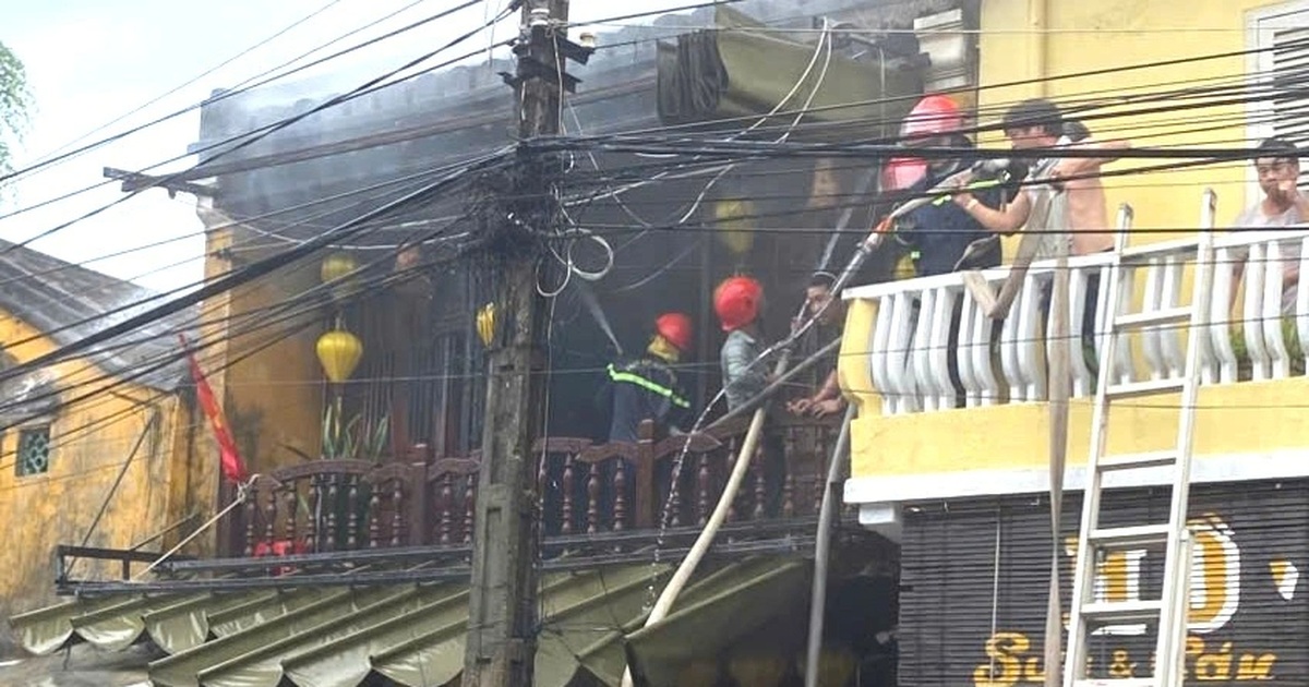 Cháy cửa hàng lưu niệm ở trung tâm phố cổ Hội An