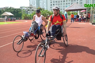 Xem người khuyết tật đua xe lăn ở TPHCM