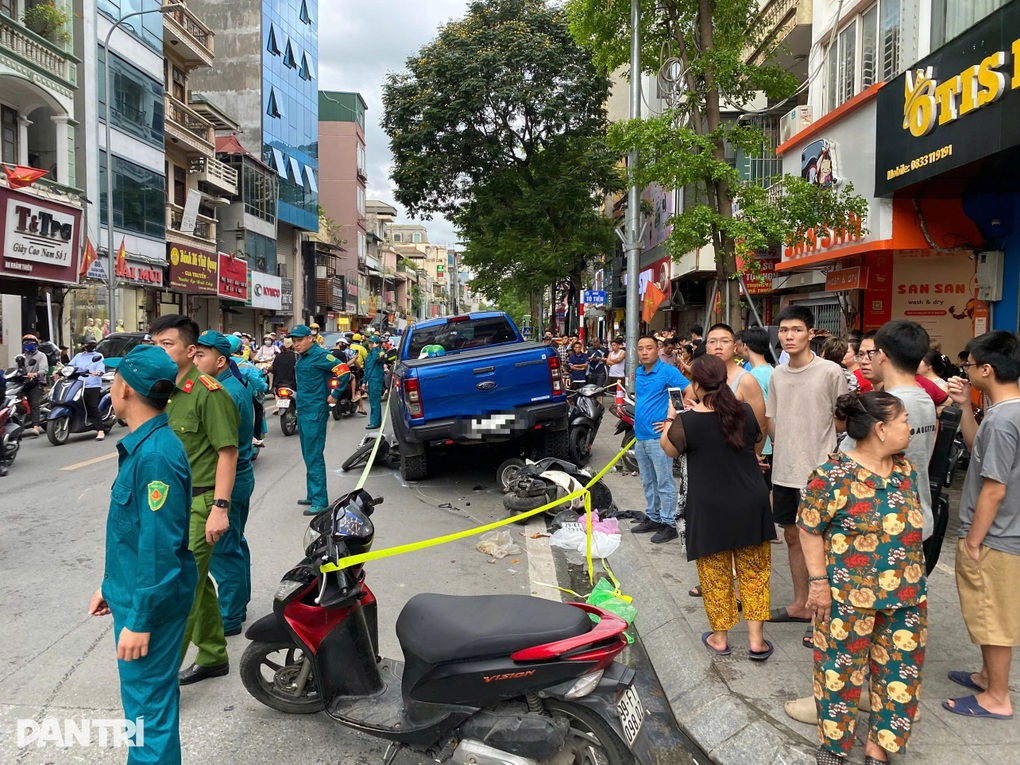Hà Nội: Xe bán tải tông liên hoàn 8 xe máy, 2 người bị thương - 1