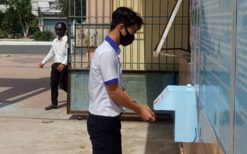Thầy giáo trường Cao đẳng Nghề làm máy sát khuẩn tự động tặng trường học - 4 Thầy giáo trường Cao đẳng Nghề làm máy sát khuẩn tự động tặng trường học - 4