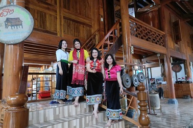 Giảm nghèo nhờ du lịch cộng đồng ở bản Hoa Tiến