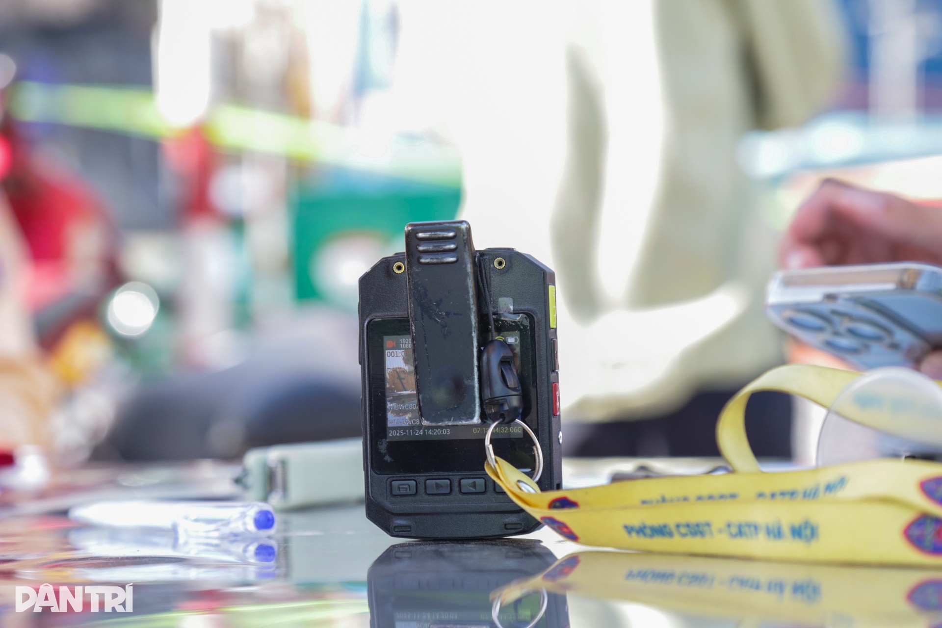 Nữ tài xế yêu cầu CSGT test máy đo trước khi thổi nồng độ cồn - 10