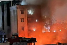 Chung cư mini ở Hà Nội cháy lớn, hàng chục người mắc kẹt, la hét cầu cứu