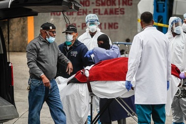 Hơn 240.000 người mắc Covid-19, Mỹ khẩn cấp tăng cường sản xuất máy thở