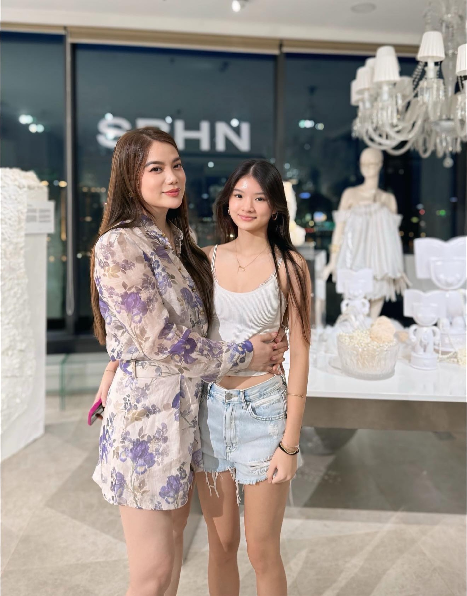 Trương Ngọc Ánh tuổi U50: Gây sốt với eo con kiến, làm bạn với người cũ - 8 Trương Ngọc Ánh tuổi U50: Gây sốt với eo con kiến, làm bạn với người cũ - 8
