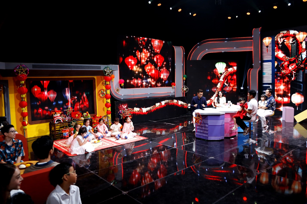 Gia đình nghệ sĩ Dương Khắc Linh và Trung Ruồi đi tìm những “Sứ giả Trung Thu” - 3 Gia đình nghệ sĩ Dương Khắc Linh và Trung Ruồi đi tìm những “Sứ giả Trung Thu” - 3
