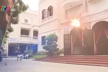 Phạm Văn Mách hóa trang thành chú hề nhảy trên sân khấu.