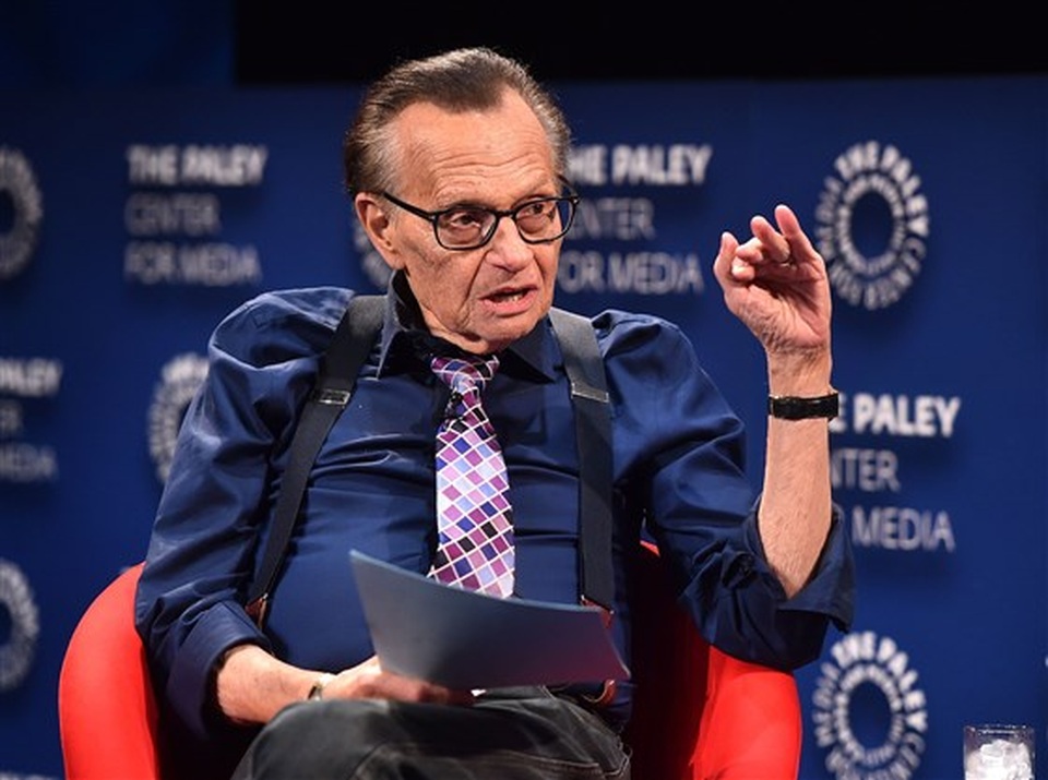 Tại sao nhà báo Larry King luôn dùng dây kéo quần? - 1 Tại sao nhà báo Larry King luôn dùng dây kéo quần? - 1