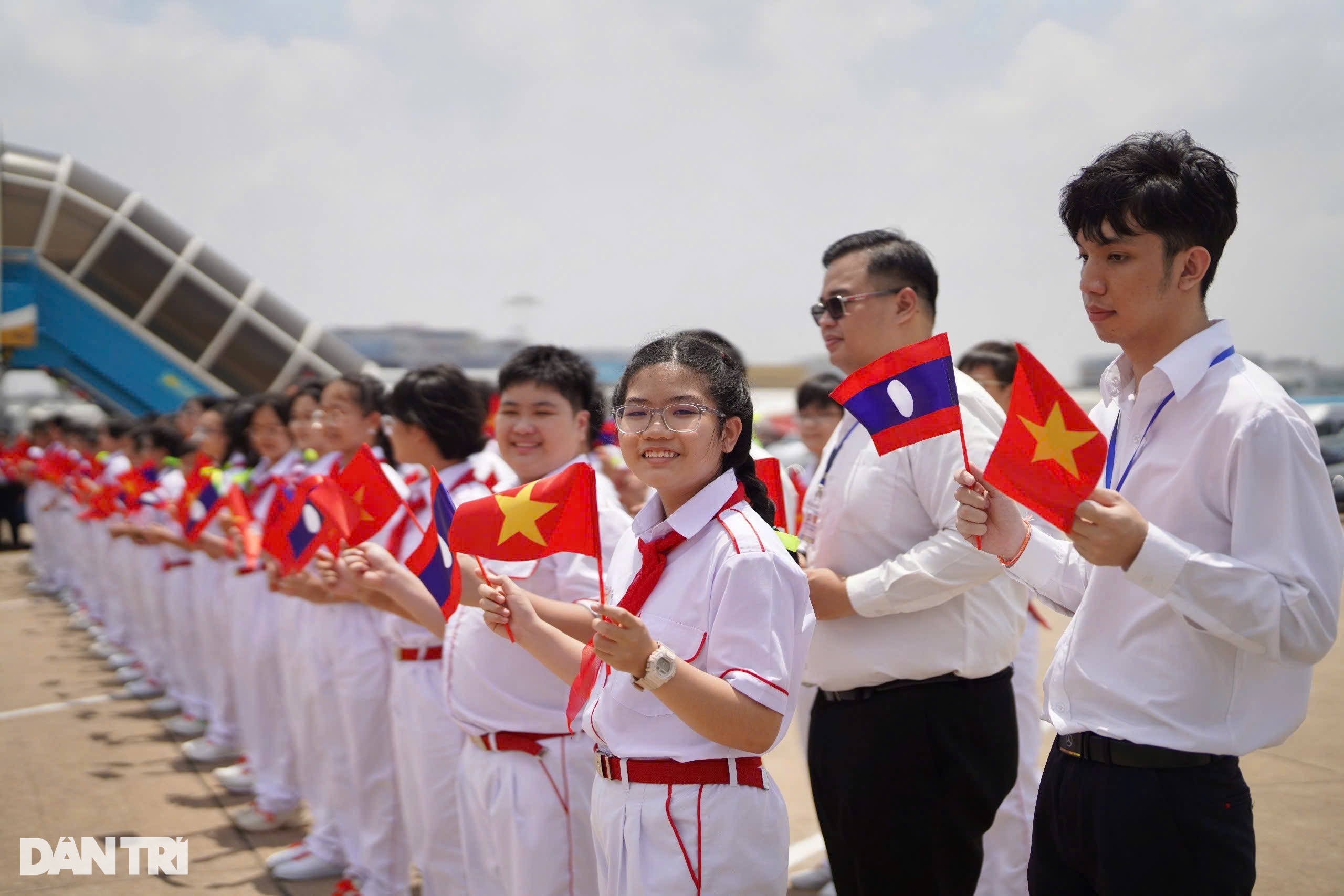 View - Tổng Bí thư, Chủ tịch nước Lào và Phu nhân đến TPHCM | Báo Dân trí