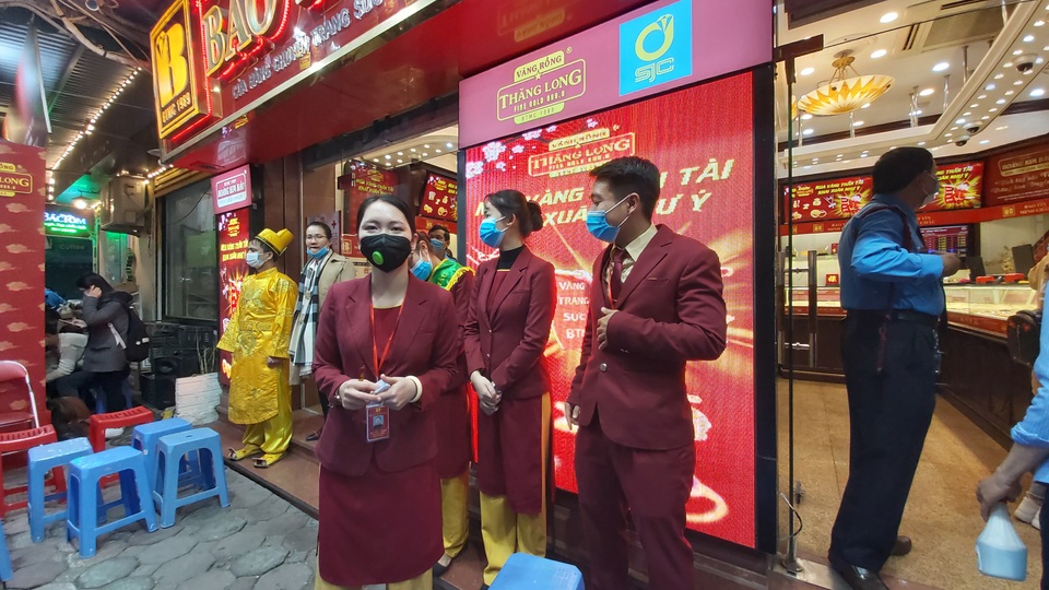 Mua vào, bán ra mất không 1 triệu đồng/lượng: Các cửa hàng vàng thưa thớt ngày vía Thần Tài - 6 Mua vào, bán ra mất không 1 triệu đồng/lượng: Các cửa hàng vàng thưa thớt ngày vía Thần Tài - 6