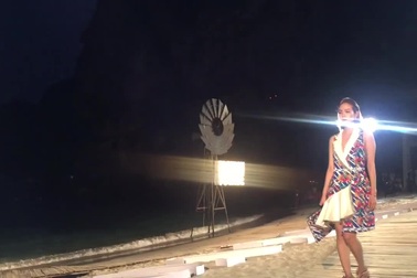 Đảm nhiệm vị trí vedette là nữ ca sĩ Minh Hằng