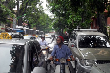 Hà Nội: Đường đã phân làn, giao thông vẫn hỗn loạn