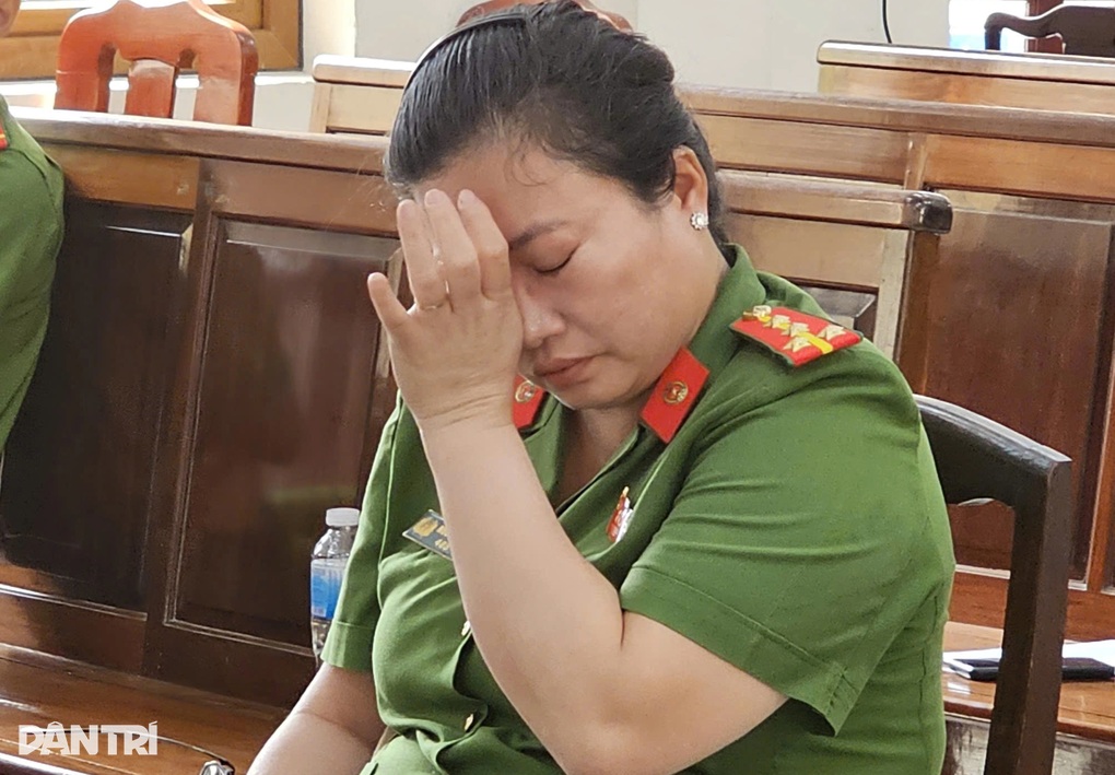 Thân nhân khóc tại tòa xét xử vụ đầu độc 4 người bằng xyanua ở Đồng Nai - 2 Thân nhân khóc tại tòa xét xử vụ đầu độc 4 người bằng xyanua ở Đồng Nai - 2