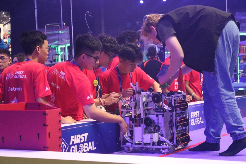 Thiếu kinh phí, đội Việt Nam vẫn vô địch giải Olympic robot lớn nhất - 3