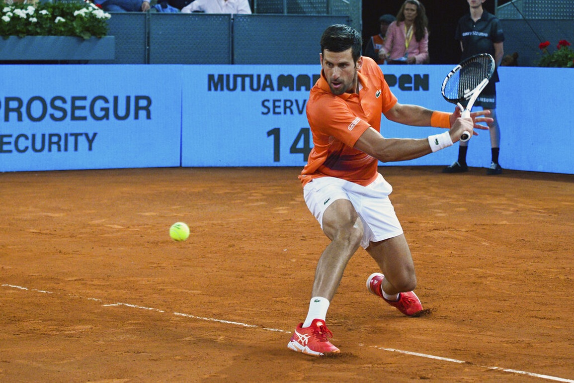 Djokovic phản ứng với trọng tài ở Madrid Open - 2 Djokovic phản ứng với trọng tài ở Madrid Open - 2