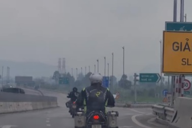 Đoàn xe mô tô phân khối lớn đi trên cao tốc