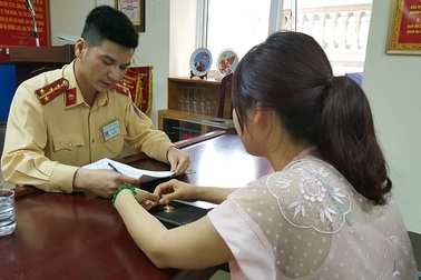 5 xe đi ngược chiều trên cầu Nhật Tân: Một nữ tài xế trình diện