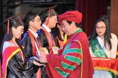 Hiệu trưởng trường Y nhắn nhủ tân bác sĩ "xem bệnh nhân là thầy"