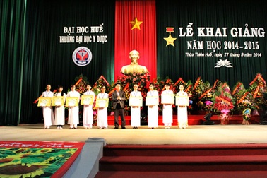 Dạ Hương chung sức cùng nữ sinh ĐH Y Dược Huế