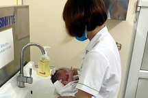 Một người xưng là ông ngoại xin nhận bé sơ sinh bị bỏ rơi trong khe tường