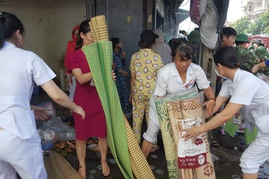Bệnh viện huy động hàng trăm cán bộ dập đám cháy chợ