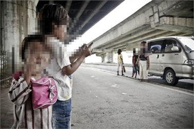 Ký ức kinh hoàng của cậu bé 12 tuổi bị ông Tây xâm hại