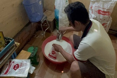 Bắt giam 3 người sản xuất 4 tấn bột ngọt giả nhãn hiệu Ajinomoto ở TPHCM