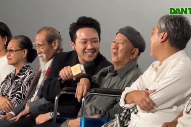 Trấn Thành đẩy xe lăn cho nghệ sĩ Mạc Can khi ra mắt "Đất rừng phương Nam"