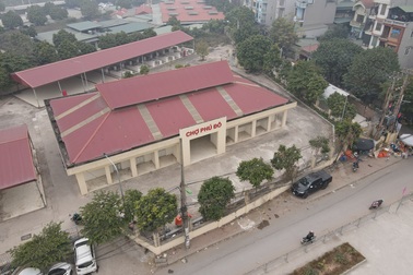 Có chợ mới xây nhưng tiểu thương ở Phú Đô vẫn lăn lóc bán hàng trên vỉa hè