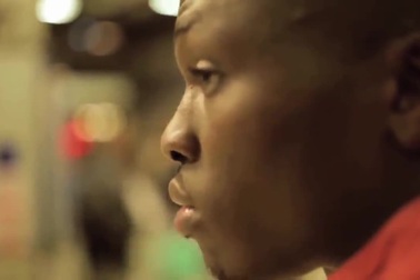 Câu chuyện về anh thanh niên đứng ôm biển xin việc ở ga tàu