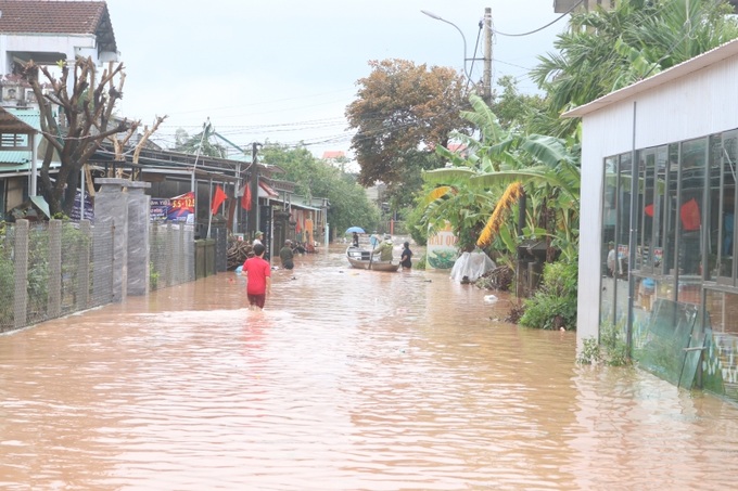 Người dân sống ven sông Bồ bị nước lũ bao vây hồi tháng 10/2022